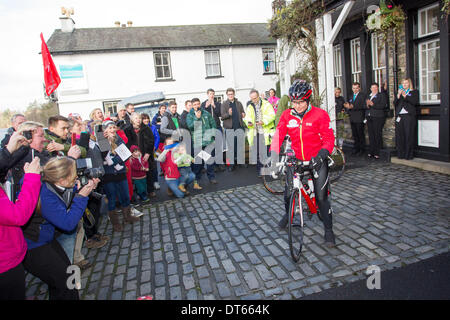 10 febbraio 2013 UK Cumbria Davina McCall Sport sfida di rilievo il giorno 3 Davina - oltre il punto di rottura inizia il giorno di nuoto attraverso il lago di Windermere in atterraggio a bassa legno Bay Marina, sul lago di Windermere, Parco Nazionale del Distretto dei Laghi Davina McCall è in esecuzione, nuoto e sul ciclo di 500 miglia, da Edimburgo a Londra in appena sette giorni per lo Sport sollievo Foto Stock