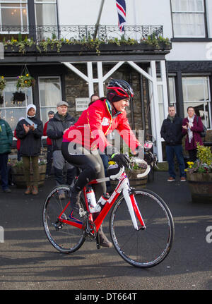 10 febbraio 2013 UK Cumbria Davina McCall Sport sfida di rilievo il giorno 3 Davina - oltre il punto di rottura inizia il giorno di nuoto attraverso il lago di Windermere in atterraggio a bassa legno Bay Marina, sul lago di Windermere, Parco Nazionale del Distretto dei Laghi Davina McCall è in esecuzione, nuoto e sul ciclo di 500 miglia, da Edimburgo a Londra in appena sette giorni per lo Sport sollievo Foto Stock