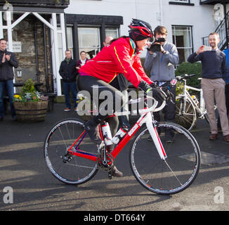 10 febbraio 2013 UK Cumbria Davina McCall Sport sfida di rilievo il giorno 3 Davina - oltre il punto di rottura inizia il giorno di nuoto attraverso il lago di Windermere in atterraggio a bassa legno Bay Marina, sul lago di Windermere, Parco Nazionale del Distretto dei Laghi Davina McCall è in esecuzione, nuoto e sul ciclo di 500 miglia, da Edimburgo a Londra in appena sette giorni per lo Sport sollievo Foto Stock