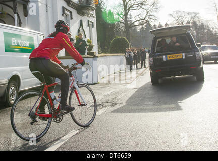 10 febbraio 2013 UK Cumbria Davina McCall Sport sfida di rilievo il giorno 3 essendo girato dal retro di un Land Rover di documentario Davina - oltre il punto di rottura inizia il giorno di nuoto attraverso il lago di Windermere in atterraggio a bassa legno Bay Marina, sul lago di Windermere, Parco Nazionale del Distretto dei Laghi Davina McCall è in esecuzione, nuoto e sul ciclo di 500 miglia, da Edimburgo a Londra in appena sette giorni per lo Sport sollievo Foto Stock