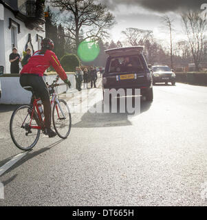 10 febbraio 2013 UK Cumbria Davina McCall Sport sfida di rilievo il giorno 3 essendo girato dal retro di un Land Rover di documentario Davina - oltre il punto di rottura inizia il giorno di nuoto attraverso il lago di Windermere in atterraggio a bassa legno Bay Marina, sul lago di Windermere, Parco Nazionale del Distretto dei Laghi Davina McCall è in esecuzione, nuoto e sul ciclo di 500 miglia, da Edimburgo a Londra in appena sette giorni per lo Sport sollievo Foto Stock