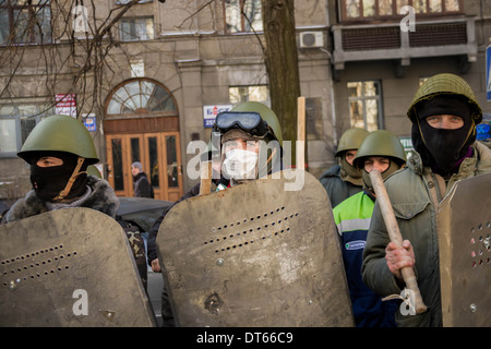 Membri del Battaglione Azov in Kiev durante il Euromaidan manifestazioni antigovernative in Ucraina. Foto Stock