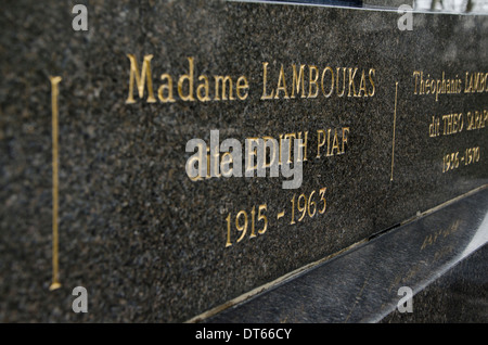 La tomba di Edith Piaf, cantante francese a Pere Lachaise, il più grande cimitero di Parigi, Francia. Foto Stock