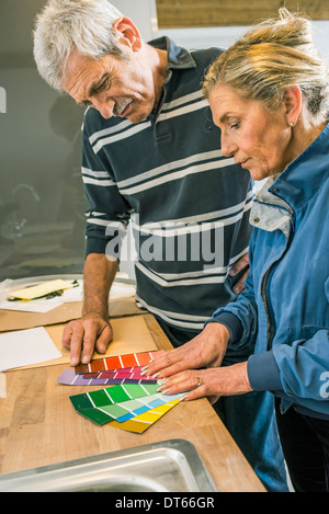 Coppia senior azienda grafici a colori Foto Stock