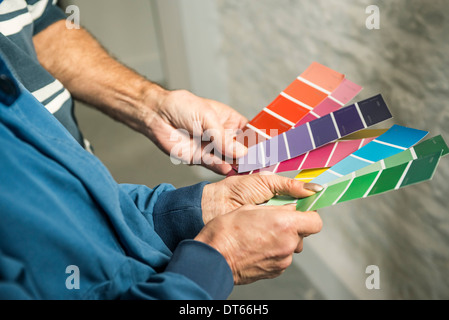 Le mani della coppia senior azienda grafici a colori Foto Stock