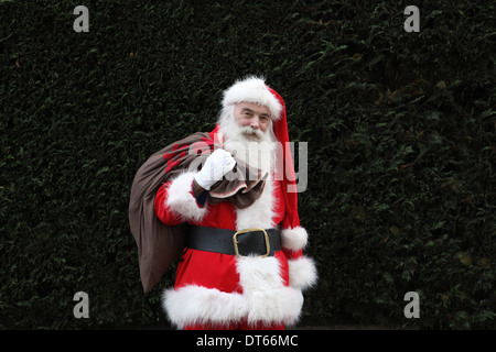 Babbo Natale che trasportano il sacco sulla spalla Foto Stock