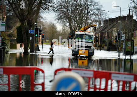 Oxford, Oxfordshire, Regno Unito. 10 Febbraio, 2014. Le acque di esondazione aumento in Oxford chiusura Abingdon Road per la seconda volta nel 2014 causando più problemi di trasporto per la città. Sebbene la pioggia ha mollare, previsioni meteo prevedere ulteriori docce attraverso il resto della settimana. Credito: Sidney Bruere/Alamy Live News Foto Stock