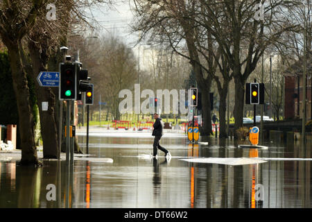 Oxford, Oxfordshire, Regno Unito. 10 Febbraio, 2014. Le acque di esondazione aumento in Oxford chiusura Abingdon Road per la seconda volta nel 2014 causando più problemi di trasporto per la città. Sebbene la pioggia ha mollare, previsioni meteo prevedere ulteriori docce attraverso il resto della settimana. Credito: Sidney Bruere/Alamy Live News Foto Stock