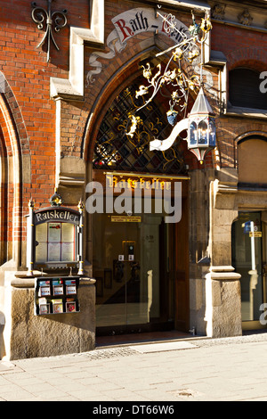 Ingresso al ristorante Ratskeller in Dienerstrasse ( Diener Street ), Monaco di Baviera, Baviera, Germania Europa Foto Stock