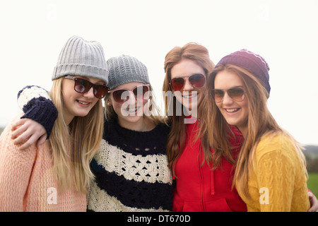 Quattro ragazze adolescenti indossando occhiali da sole Foto Stock