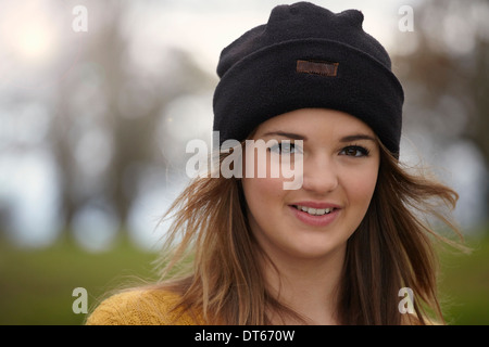 Outdoor ritratto di una ragazza adolescente Foto Stock