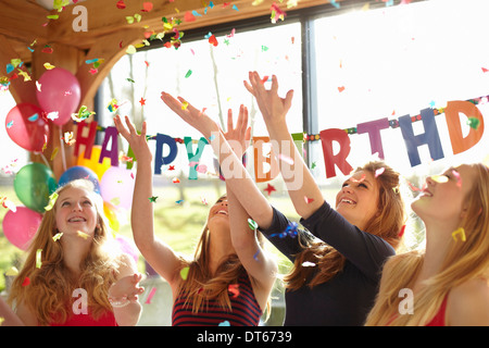 Quattro ragazze adolescenti che celebra con i confetti alla festa di compleanno Foto Stock