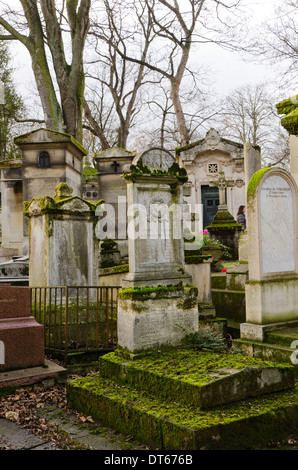 Sepolcri e tombe a Pere Lachaise, il più grande cimitero di Parigi, Francia. Foto Stock