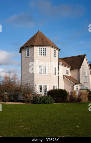 Rivestito di legno case vacanza su un lago balneare in Cotswold Water Park, Gloucestershire, Regno Unito Foto Stock