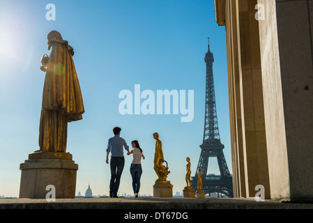 Coppia giovane passeggiando vicino alla Torre Eiffel, Parigi, Francia Foto Stock