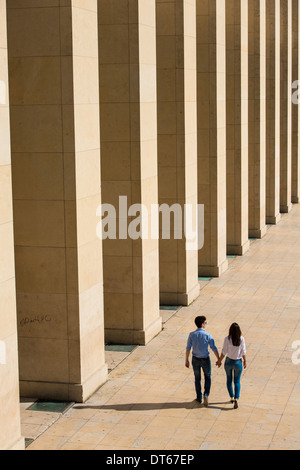 Coppia giovane camminando mano nella mano, Parigi, Francia Foto Stock