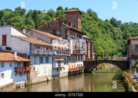 Ponte sul fiume Nive Saint-Jean-Pied-de-Port, Francia Foto Stock