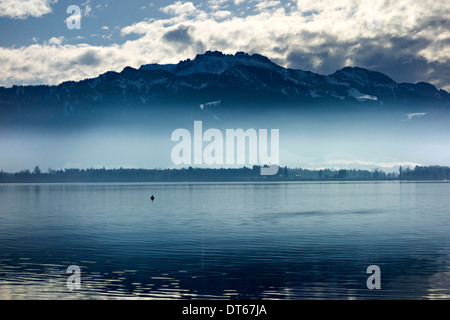 Alpi bavaresi visto da di Herrenchiemsee, Chiemsee, Alta Baviera, Germania, Europa Foto Stock