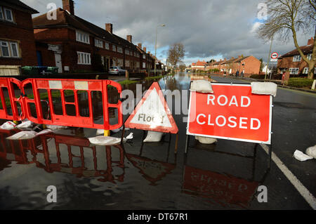 Oxford, Oxfordshire, Regno Unito. 10 Febbraio, 2014. Le acque di esondazione aumento in Oxford chiusura Abingdon Road per la seconda volta nel 2014 causando più problemi di trasporto per la città. Sebbene la pioggia ha mollare, previsioni meteo prevedere ulteriori docce attraverso il resto della settimana. Credito: Sidney Bruere/Alamy Live News Foto Stock