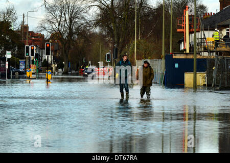 Oxford, Oxfordshire, Regno Unito. 10 Febbraio, 2014. Le acque di esondazione aumento in Oxford chiusura Abingdon Road per la seconda volta nel 2014 causando più problemi di trasporto per la città. Sebbene la pioggia ha mollare, previsioni meteo prevedere ulteriori docce attraverso il resto della settimana. Credito: Sidney Bruere/Alamy Live News Foto Stock