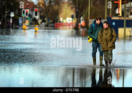 Oxford, Oxfordshire, Regno Unito. 10 Febbraio, 2014. Le acque di esondazione aumento in Oxford chiusura Abingdon Road per la seconda volta nel 2014 causando più problemi di trasporto per la città. Sebbene la pioggia ha mollare, previsioni meteo prevedere ulteriori docce attraverso il resto della settimana. Credito: Sidney Bruere/Alamy Live News Foto Stock