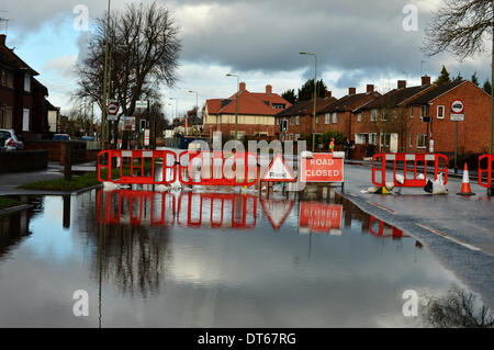 Oxford, Oxfordshire, Regno Unito. 10 Febbraio, 2014. Le acque di esondazione aumento in Oxford chiusura Abingdon Road per la seconda volta nel 2014 causando più problemi di trasporto per la città. Sebbene la pioggia ha mollare, previsioni meteo prevedere ulteriori docce attraverso il resto della settimana. Credito: Sidney Bruere/Alamy Live News Foto Stock