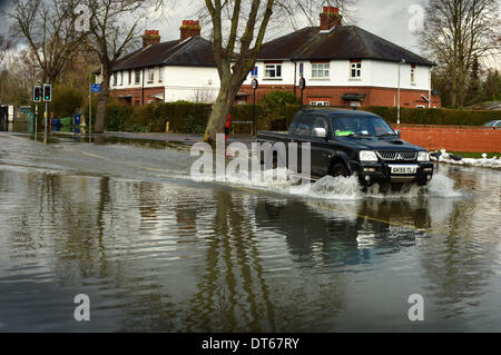 Oxford, Oxfordshire, Regno Unito. 10 Febbraio, 2014. Un carrello provoca un'onda come esso trascina verso il basso Abingdon Road. Le acque di esondazione aumento in Oxford chiusura Abingdon Road per la seconda volta nel 2014 causando più problemi di trasporto per la città. Sebbene la pioggia ha mollare, previsioni meteo prevedere ulteriori docce attraverso il resto della settimana. Credito: Sidney Bruere/Alamy Live News Foto Stock