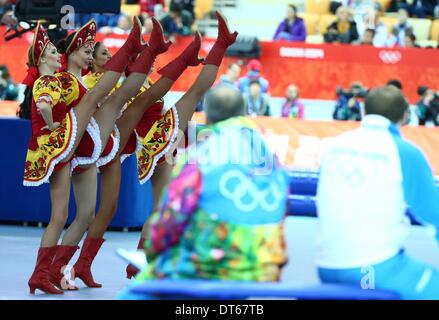 Sochi, Russia. Il 10 febbraio 2014. Ballerini eseguono durante l'uomo 500 m gara di Adler Arena a Sochi 2014 Giochi Olimpici di Sochi, Russia, 10 febbraio 2014. Foto: Christian Charisius/dpa/Alamy Live News Foto Stock