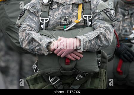 Grafenwoehr, Germania. 10 Febbraio, 2014. Paracadutisti dell'Esercito USA attendere per immettere un elicottero all'area formazione di Grafenwoehr, Germania, 10 febbraio 2014. Circa 350 soldati scavalcato da circa 330 metri sopra il livello del mare da un elicottero militare. Il corso di formazione prepara il 173rd Brigata Aerea per ulteriori operazioni. L'unità è già stata impiegata nelle zone di guerra in Iraq e in Afghanistan. Foto: ARMIN WEIGEL/dpa/Alamy Live News Foto Stock