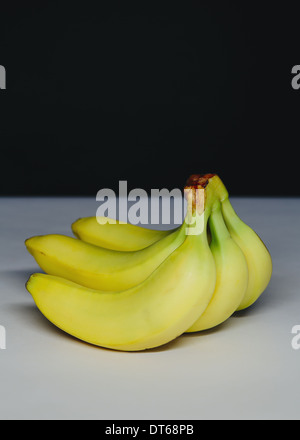 Banane biologiche, in un mucchio. Foto Stock