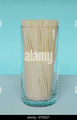 Non cotti pasta biologica tagliatelle in vaso di vetro. Spaghetti tagliatelle fatte di organico la semola di grano duro. Foto Stock