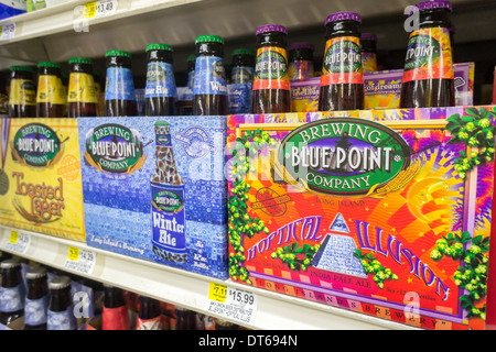 Un display di una confezione da sei di birra dal Patchogue, Long Island in base Blue Point Brewery Foto Stock