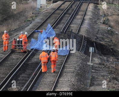 Stonegate, East Sussex, Regno Unito. Il 10 febbraio 2014. 30 metri di tagliare il tratto di binario vacilla in vuoto creato dalla frana sui principali Hastings a Londra la linea appena a nord della stazione di Stonegate in East Sussex Credito: David Burr/Alamy Live News Foto Stock