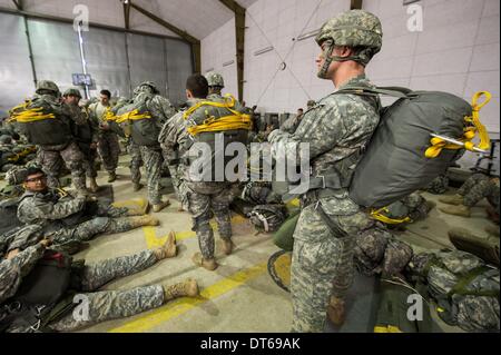 Grafenwoehr, Germania. 10 Febbraio, 2014. Paracadutisti dell'Esercito USA attendere per immettere un elicottero all'area formazione di Grafenwoehr, Germania, 10 febbraio 2014. Circa 350 soldati scavalcato da circa 330 metri sopra il livello del mare da un elicottero militare. Il corso di formazione prepara il 173rd Brigata Aerea per ulteriori operazioni. L'unità è già stata impiegata nelle zone di guerra in Iraq e in Afghanistan. Foto: ARMIN WEIGEL/dpa/Alamy Live News Foto Stock