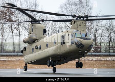 Grafenwoehr, Germania. 10 Febbraio, 2014. Un Boeing CH-47 elicottero Chinook approcci per lo sbarco in corrispondenza della zona di formazione di Grafenwoehr, Germania, 10 febbraio 2014. Circa 350 soldati scavalcato da circa 330 metri sopra il livello del mare da un elicottero militare. Il corso di formazione prepara il 173rd Brigata Aerea per ulteriori operazioni. L'unità è già stata impiegata nelle zone di guerra in Iraq e in Afghanistan. Foto: ARMIN WEIGEL/dpa/Alamy Live News Foto Stock