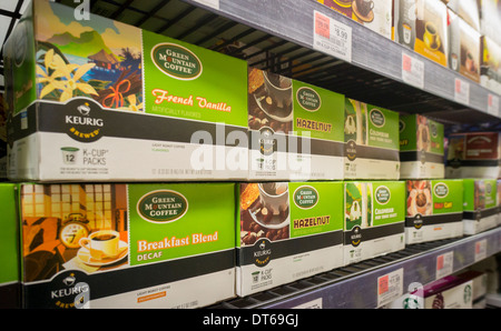 Una selezione di Keurig caffè in cialde da Montagna Verde Torrefattori su uno scaffale di supermercato in New York Foto Stock