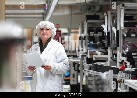 Donna scienziato tenendo la documentazione in laboratorio laser Foto Stock