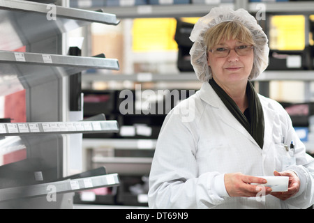 Donna scienziato contenitore di raccolta in laboratorio laser Foto Stock