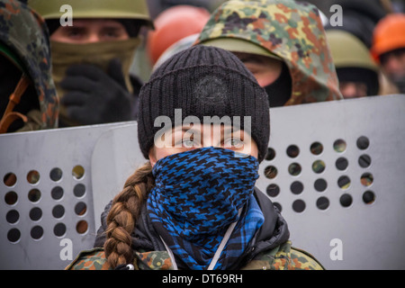 Membri del Battaglione Azov in Kiev durante il Euromaidan manifestazioni antigovernative in Ucraina. Foto Stock