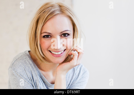 Studio Ritratto di giovane donna Foto Stock