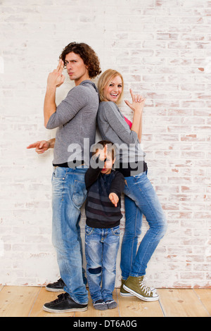 Studio Ritratto di giovane e figlio pistola facendo gesti con le mani Foto Stock