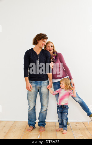 Studio shot del giovane tenendo le mani con la giovane figlia Foto Stock