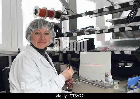 Donna scienziato laser test in laboratorio Foto Stock