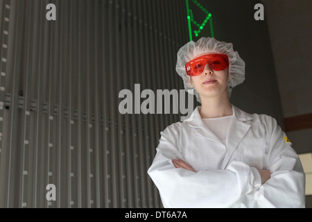 Ritratto di giovane donna scienziato in laboratorio laser Foto Stock