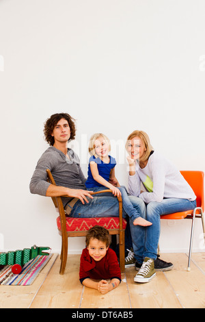 Studio Ritratto di giovane seduto con il figlio e la figlia Foto Stock