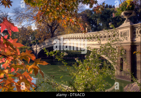Ponte di prua in autunno il Central Park di New York City Foto Stock