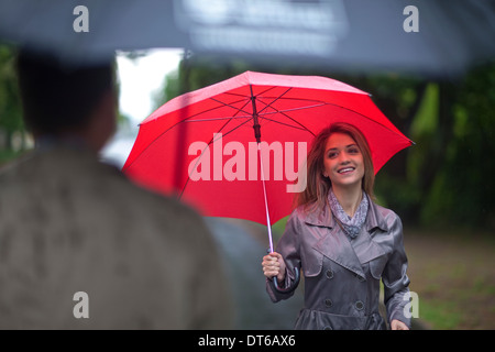 Giovane donna incontro uomo nel parco Foto Stock