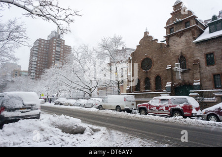 Pesante bagnato coperta di neve Street nel quartiere di Chelsea di New York Foto Stock