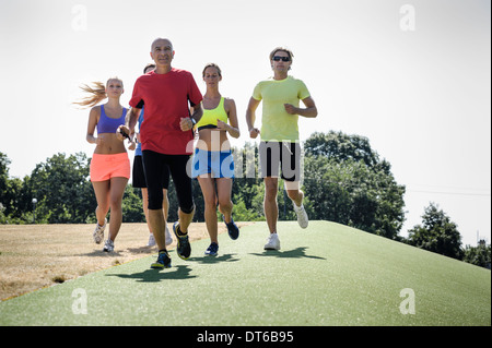 Trainer matura in esecuzione con gruppo di adulti Foto Stock