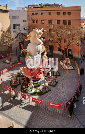 Spagna, Valencia, Cartapesta falla in scena con la gente da una gigantesca figura di donna in strada a Torres de Quart durante Las Fallas. Foto Stock